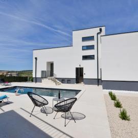 Villa Helvetia with heated pool