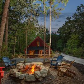 A Modern Cozy 2BDR Roosters Den Cabin: Fairview şehrinde bir otel