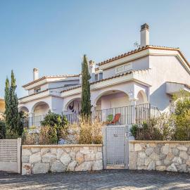 Beach Front Home In Peñiscola With Swimming Pool