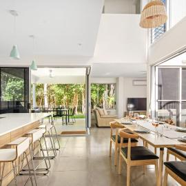 Mount Coolum Beachfront Abode with Private Rooftop, hotel in Yaroomba