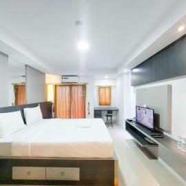Homey and Warm Studio Apartment at Mansyur Residence By Travelio