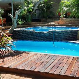 R A GUEST HOUSE PEMBA, hotel u gradu Pemba