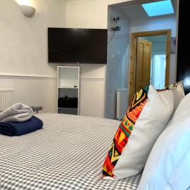 Penn Gardens king size on suite room- 3