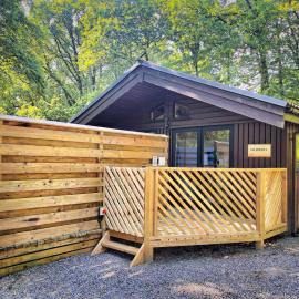 The Squirrel Lodge - Hot Tub - Pet Friendly - Pembrokeshire-Tenby, hotel in Carmarthen