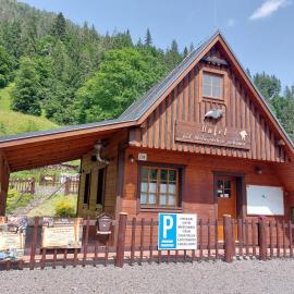 Chatka pod jaskyňou, hotel u gradu Malužiná