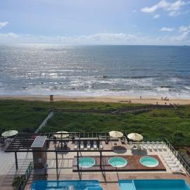 Apartamento Pé na Areia! Piscinas aquecidas! Beto Carreiro World-20 min, hotel in Barra Velha