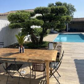 Maison Jasmin, spacieuse, avec piscine privée chauffée, hotel a Rivedoux-Plage