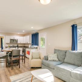 Charming Greenville Home w/ Yard: 3 Mi to Downtown, hotel in Greenville