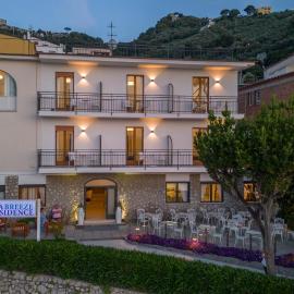 Sea Breeze Residence، فندق في ماسا لوبرينس