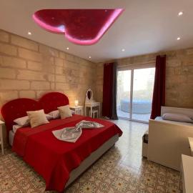 Cosy Cupids Hideout Hot Tub and BBQ - 4km away from airport
