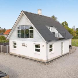 5 Bedroom Nice Home In Hadsund, hotell sihtkohas Hadsund