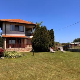 Villa Sunrise with a sea view in a quiet and peaceful place, hotel in Tyulenovo
