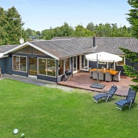 Three-Bedroom Holiday Home In Dronningmolle、Dronningmølleのホテル
