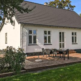 Three-Bedroom Holiday Home In Nexo, hotel a Neksø