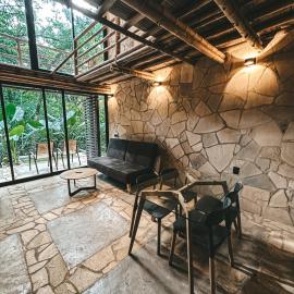 Cabaña de piedra y bambú en la selva, hotel en Palenque