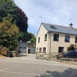 The Conifers, 3 Room, Small but Stylish Self Catering Flat in Nature Reserve Free Eden or local taxi b4 9pm no lounge, hotel Parban