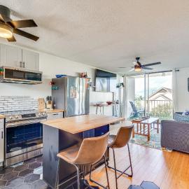 Kailua-Kona Condo w/ Balcony: Walk to the Beach!