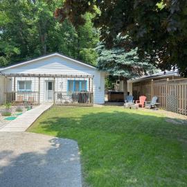 Cozy Cottage Retreat, hotel in Lambton Shores
