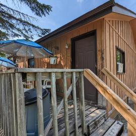 Tiny Wood Cottage 08, hotel in Wasaga Beach