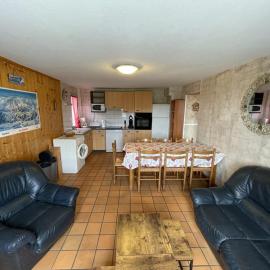 Appartement spacieux avec animaux admis et parking gratuit - FR-1-787-18, hotel in Saint-Jacques-des-Blats