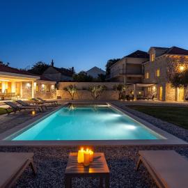 Holiday house Mara with 4 bedrooms, private pool, summer kitchen, panoramic valley views