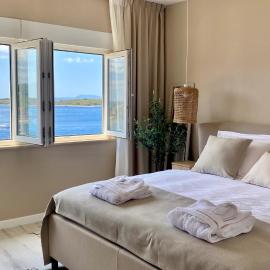 Up&Above ,New Luxury Apt, Steps from Beach and Old Town