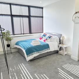 2 Bed Apartment - Sleeps 4 - Wifi - Parking