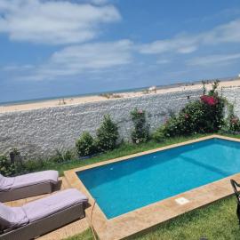 La petite villa avec piscine pieds dans l'eau โรงแรมในซิดิ ราฮาล