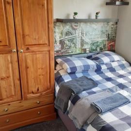 Double bedroom sleeps 1 or 2 with back garden view
