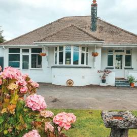 Hillcrest Coastal Retreat close to Sandy Cove
