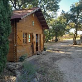 La cabane en bois, hotel u gradu Tourves