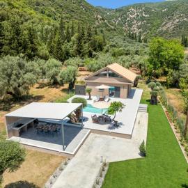 Luxury Waterfalls Villa Privet Pool Jacuzzi, hotell i Nydri