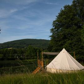 Glamping & Farm Zlaté Podlesí - Stan na louce، فندق في زليت هوري