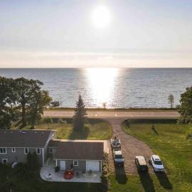 Modern Home on Mille Lacs Lake! Amazing yard and game-room!, hotel en Garrison