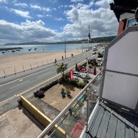 Stunning Sea View Apartment With Balcony & Parking, hotel in Rhos-on-Sea