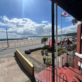 Stunning 2 Bedroom Sea View Apartment With Parking, hotel in Rhos-on-Sea