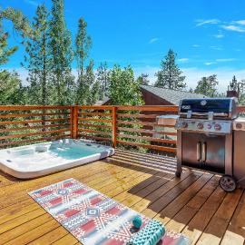 Vista Haus - Modern Lake Retreat close to Village & Snow Summit - Bike - Hike - Spa - BBQ - Firepit - Loft - Games