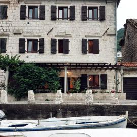 Historic Stone House on the Beachfront، فندق في Lepetani