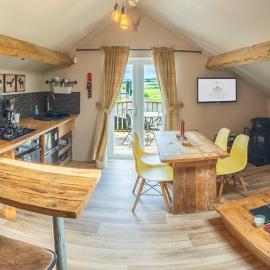 Gracie's Lodge at Woody's Glamping, hotel in Llangernyw