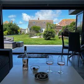 Whispering Waves Guest house, Brighton-8 mins, Guests 4, Beachfront, Free parking, WiFi, Kitchen and AC