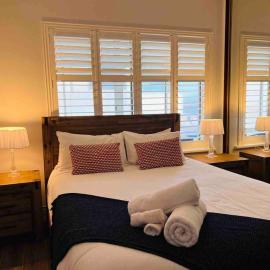 entire beachfront apartment 5 Esplanades seaviews, khách sạn ở Glenelg