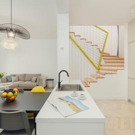 Mosaic Penthouse Condo with Sea View, מלון בריסאן