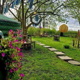 Het binnenerf yurt en keetjes, hotel a Nieuwleusen
