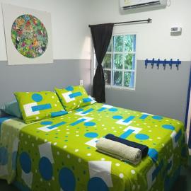 Hotelito La Aventura, AC private WC rooms near the old town, no tax, hotel di Cartagena de Indias