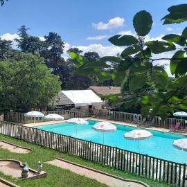 Camping 46 Rainettes, хотел в Goujounac