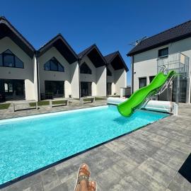 Domki Aurora klimatyzowane, z podgrzewanym basenem i zjeżdżalnią wodną, hotel sa Rewal