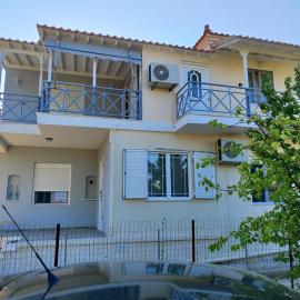 Holiday House with sea view in Skala Polichnitos – hotel w mieście Skála