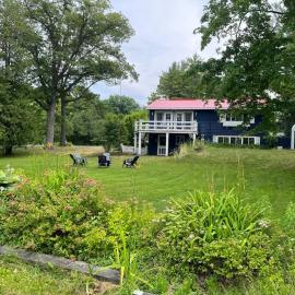 Blue cottage in Port Franks, hotel i Lambton Shores