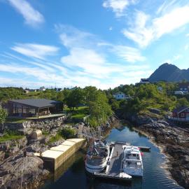 Waterfront Villa with Private Dock in Lofoten, hotel v destinaci Moskenes