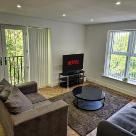 Spacious City Apartment & Free Parking